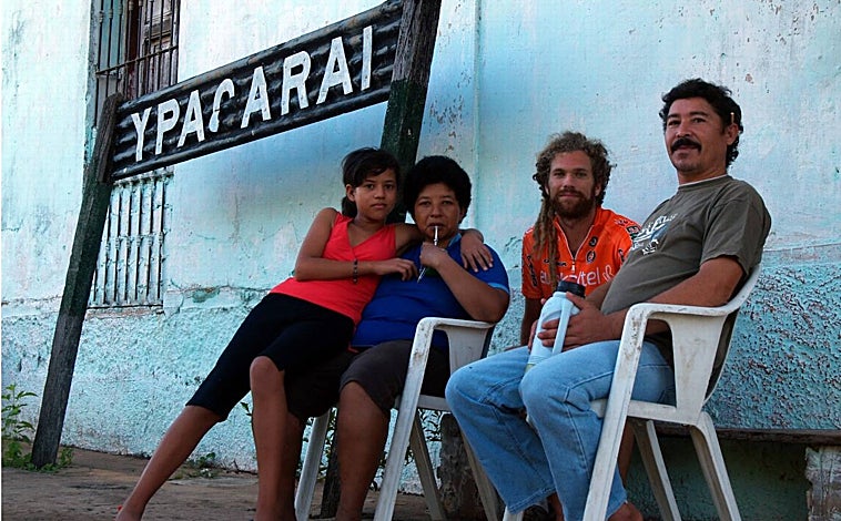 Imagen principal - Paraguay (en la foto superior, Ypacaraí) e India (sobre estas líneas, a la derecha) son dos de los destinos incluidos por Pablo Zulaica en el libro 'Paisajeros. Veinte viajes en tren y sus protagonistas'.