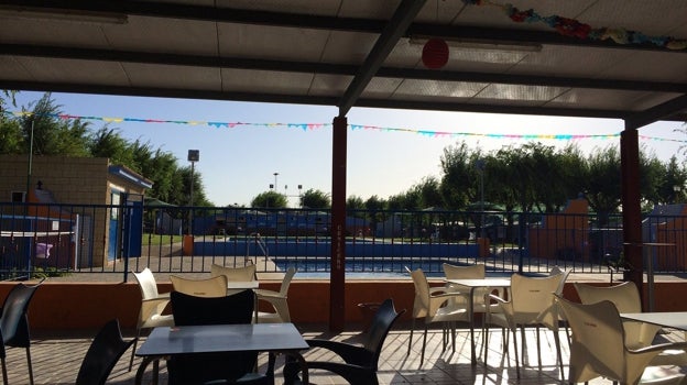 Bar y piscina del camping