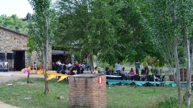 Imagen de los huéspedes del camping disfrutando al aire libre