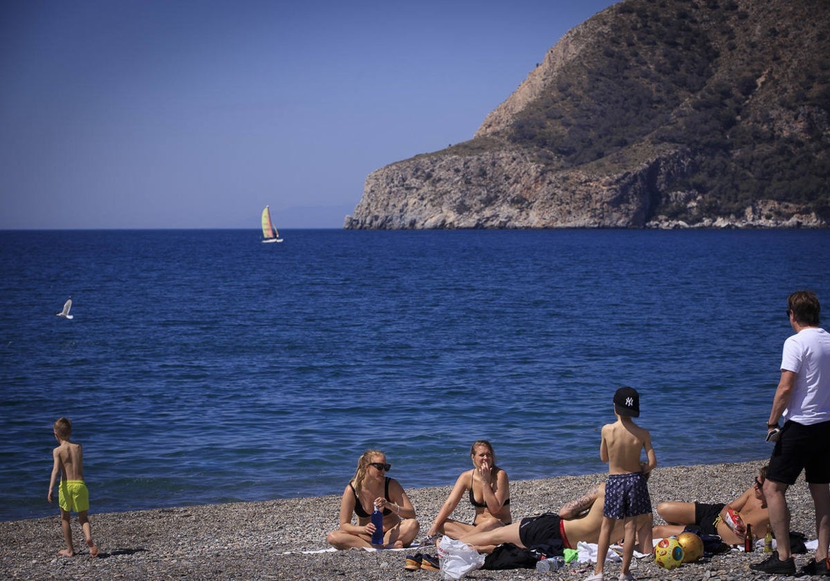 Imagen de bañistas en una playa de Granada