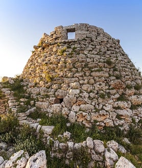 Imagen secundaria 2 - La Naveta dels Tudons (en la foto superior) es un ejemplo de monumento funerario único y original que solo se han documentado en esta isla. Sobre estas líneas, a la izquierda, el poblado talayótico de Torralba d´en Salort. A la derecha, el poblado de Torelló.