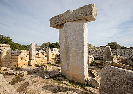Imagen secundaria 1 - La Naveta dels Tudons (en la foto superior) es un ejemplo de monumento funerario único y original que solo se han documentado en esta isla. Sobre estas líneas, a la izquierda, el poblado talayótico de Torralba d´en Salort. A la derecha, el poblado de Torelló.