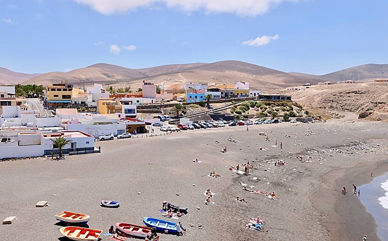 Imagen principal - En la foto superior, el pueblo costero de Ajuy, con sus características casas de colores. Sobre estas líneas, a la izquierda, los gigantes de Fuerteventura (Guisa y Ayore), cerca de Betancuria; a la derecha, la antigua casa de los Manrique de Lara, ahora Ayuntamiento. 