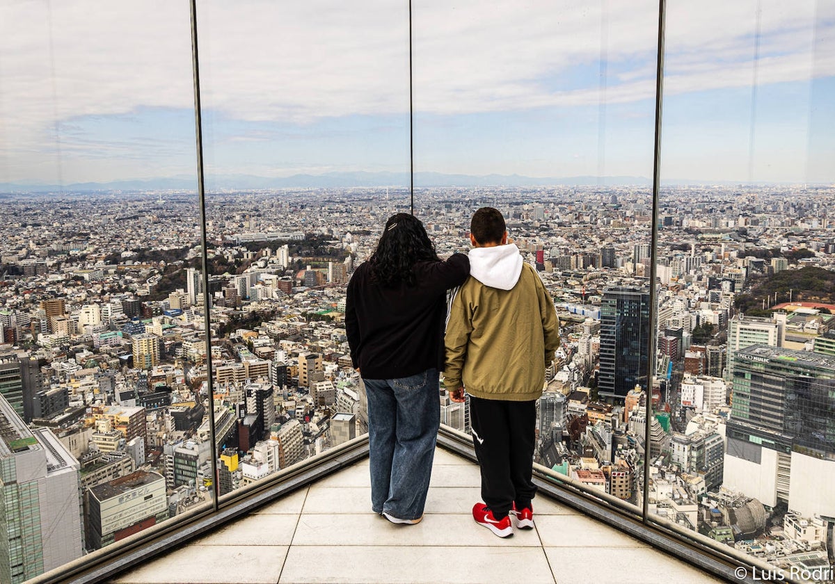 Laura con su hijo Eric, en el Mirador de Shibuya Sky (Tokio), de casi 230 metros, inaugurado el 1 de noviembre de 2019