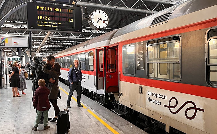 Imagen principal - El primer tren de European Sleeper, en Berlín, el pasado 26 de mayo. Debajo, a la izquierda, pasajeros en el primer viaje de la ruta de Berlín a Bruselas; a la derecha, un empleado posa con el cofundador de European Sleeper, Chris Engelsman