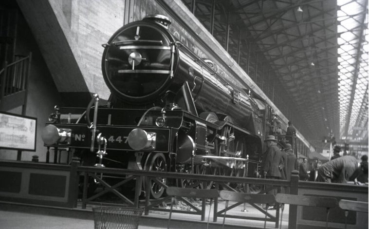 Imagen principal - En la imagen superior, Flying Scotsman en Wembley Exhibition, en 1924. Sobre estas líneas, dos momentos del proceso de mantenimiento.