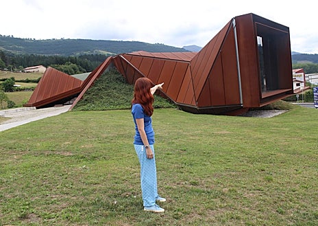 Imagen secundaria 1 - En la foto superior, Las Encartaciones, un valle verde y radiante. Sobre estas líneas, el Basque BioDesign Center, inaugurado en abril de 2022 en Güeñes, un centro especializado en biodiseño y biomateriales. A la derecha, la Cueva de Pozalagua