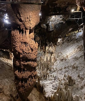 Imagen secundaria 2 - En la foto superior, Las Encartaciones, un valle verde y radiante. Sobre estas líneas, el Basque BioDesign Center, inaugurado en abril de 2022 en Güeñes, un centro especializado en biodiseño y biomateriales. A la derecha, la Cueva de Pozalagua