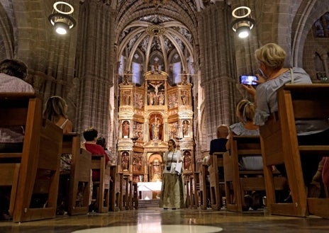 Imagen secundaria 1 - En la foto superior, el cimborrio de la Catedral de Tarazona. Al fondo el Palacio Episcopal y la torre de la Iglesia de Sta. Mª Magdalena. Sobre estas líneas, a la izquierda, la Catedral de Sta. Mª de la Huerta. A la derecha, Grisallas de la Capilla Mayor de la Catedral de Tarazona. Capilla Sixtina del Renacimiento Español.