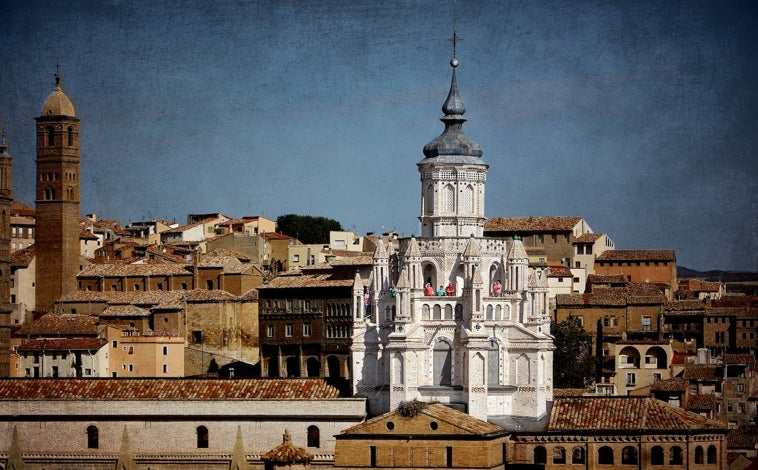 Imagen principal - En la foto superior, el cimborrio de la Catedral de Tarazona. Al fondo el Palacio Episcopal y la torre de la Iglesia de Sta. Mª Magdalena. Sobre estas líneas, a la izquierda, la Catedral de Sta. Mª de la Huerta. A la derecha, Grisallas de la Capilla Mayor de la Catedral de Tarazona. Capilla Sixtina del Renacimiento Español.