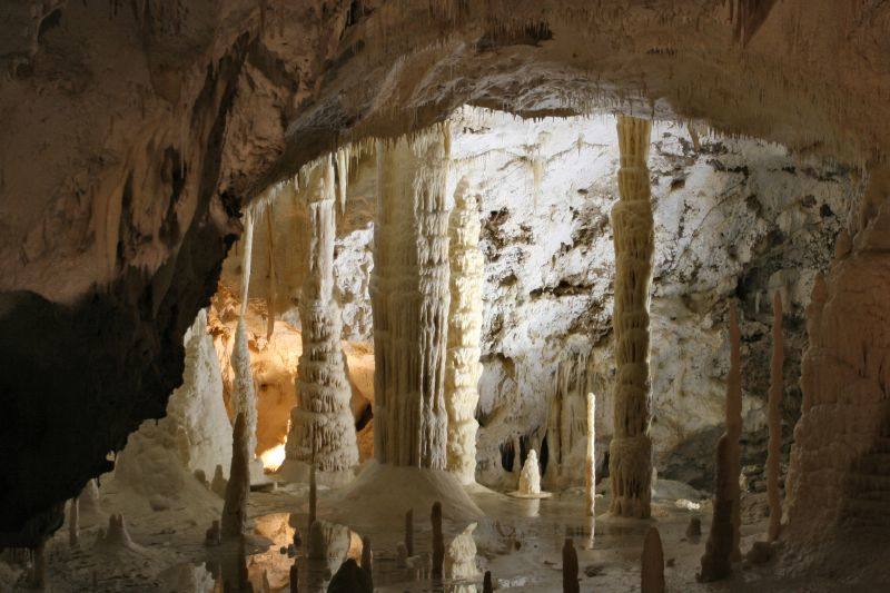 Cuevas de Frasassi, Ancona (Italia), 21 623 reseñas. Actualmente, las visitas guiadas recorren aproximadamente 1,5 km, aunque se estima que estas cuevas se extienden a lo largo de 30 km. Uno de los lugares más llamativos de la gruta es el 'abismo de Ancona', una enorme cavidad de 180 metros de longitud, 120 metros de ancho y 200 metros de altura. Su tamaño es tal que se dice que en su interior podría albergar tranquilamente el Duomo de Milán. Imprescindibles también el lago cristalizado y las 'cataratas del Niágara', una cascada petrificada de calcita en estado puro.