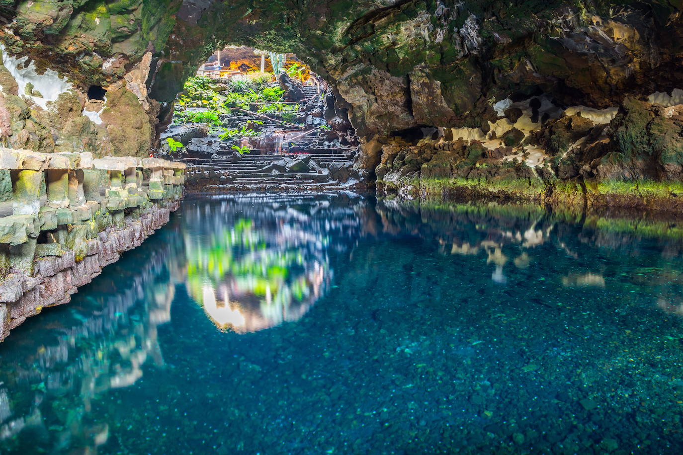 Jameos del Agua. Haría, Lanzarote. 37 159 reseñas. Jameos del Agua es el tubo volcánico producido por la erupción del volcán de La Corona, en la isla de Lanzarote, intervenido para convertirlo en un centro de acogida turística. Fue la primera construcción -arte y naturaleza- del gran artista lanzaroteño César Manrique. 