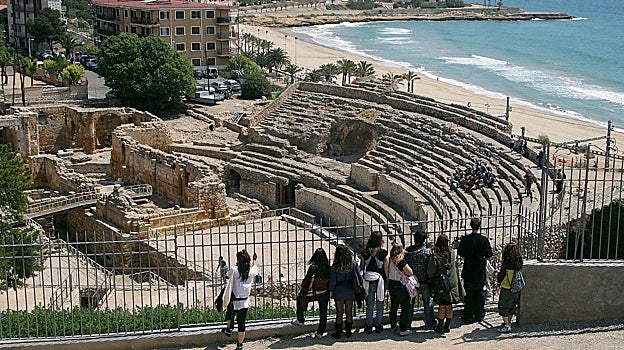 Vista del Anfiteatro Romano con la playa de El Milagro al fondo