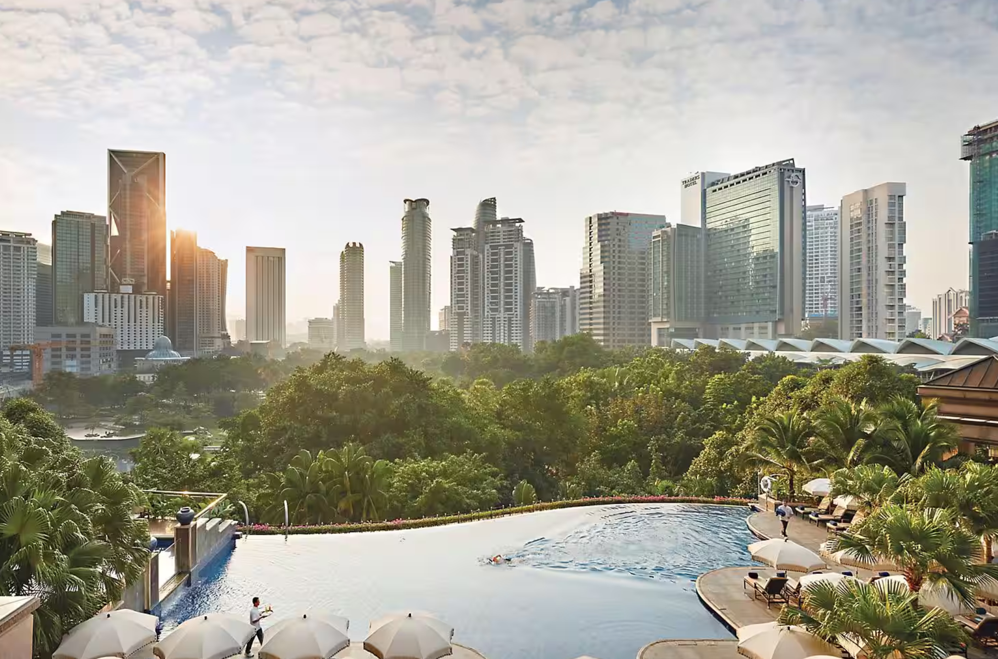 En el centro de Kuala Lumpur, cerca de las míticas Torres Petronas, está el Mandarin Oriental, un exquisito alojamiento que ofrece diferentes categorías de habitaciones, así como suites y apartamentos, una amplia oferta gastronómica, un spa perfecto para embarcarse en un viaje de bienestar para el cuerpo, la mente y el espíritu y una gran variedad de actividades y experiencias para completar la escapada. Entre sus diferentes instalaciones destaca su piscina infinita que, aunque puede parecer imposible por su céntrica ubicación, se muestra con un auténtico oasis de paz y tranquilidad en medio de tantos rascacielos gracias a sus vistas a la frondosa vegetación del parque KLCC. Degustar un cóctel junto al agua se convierte en el mejor plan tras un día de aventura recurriendo esta vibrante ciudad.