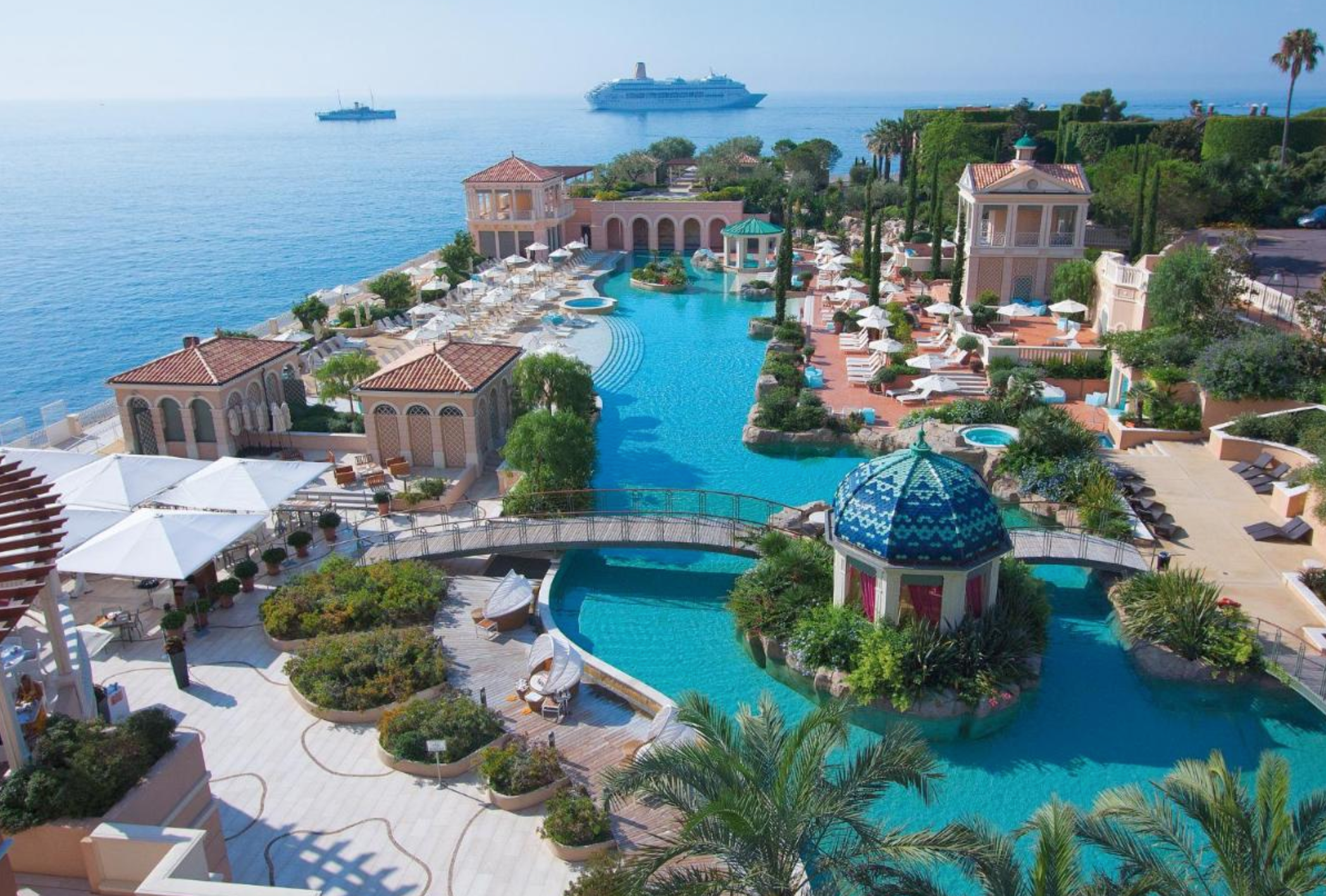 El lujoso Monte-Carlo Bay Hotel &b Resort, que ocupa un edificio de estilo neoclásico, se encuentra en Larvotto (Mónaco) a tan solo 120 metros de la frontera francesa y ofrece diferentes habitaciones y suites decoradas con un estilo refinado, cálido y moderno, incluida una que lleva el nombre del tenista español Rafa Nadal. El complejo dispone de diferentes espacios gastronómicos, entre los que destaca el Blue Bay, un restaurante con dos estrellas Michelin capitaneado por el chef Marcel Ravin que presenta una fusión de sabores caribeños y mediterráneos, y del spa Cinq Mondes, una instalación de 900 metros cuadrados dedicada al bienestar. Enclavada en el corazón de un jardín tropical diseñado por el artista Jean Mus espera una piscina cubierta con jacuzzis que se abre a una piscina infinita al aire libre climatizada a 28 grados durante todo el año. Además, hay una laguna con fondo de arena, cascadas y solárium que es pura maravilla.