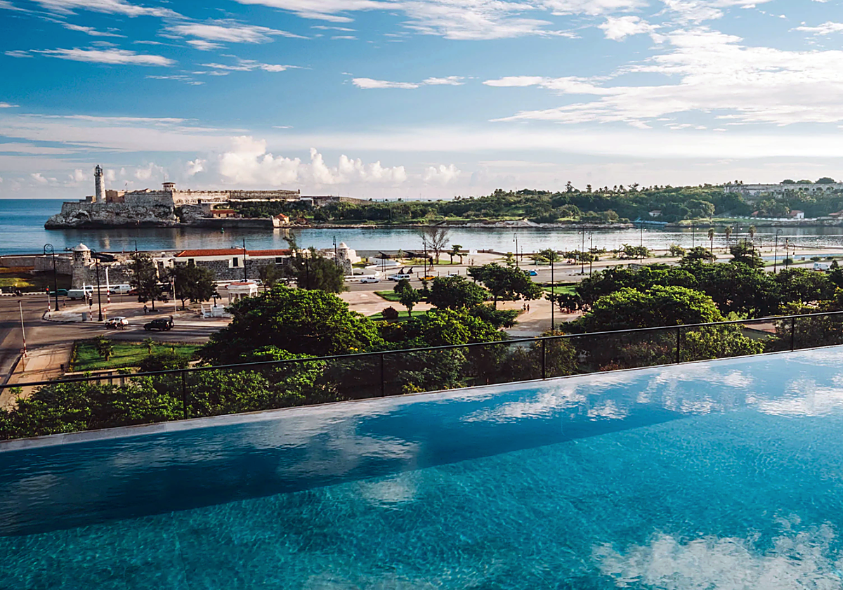 Vistas del Malecón de La Habana desde la piscina del hotel Iberostar Grand Packard