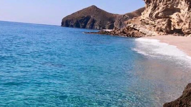 Vista de la playa de Las Salinicas y Los Muertos en Carboneras.