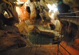 Un tesoro del siglo XII y el Indiana Jones español en la única cueva de origen marino de Europa