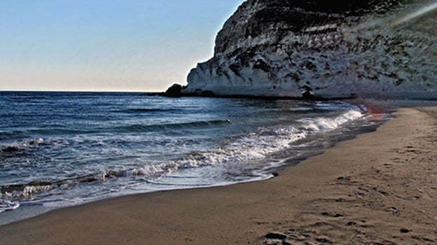 La cala de Enmedio se encuentra entre Aguamarga y Las Negras, en el parque natural Cabo de Gata-Níjar.