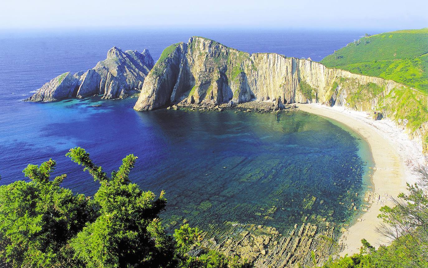 Playa del Silencio, en Cudillero, Asturias, con cifras cercanas a las 6.600 búsquedas. La playa de Carnota, en Galicia, tiene unas búsquedas muy similares.