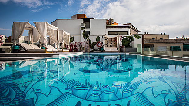 Imagen de la original piscina del NYX Hotel Madrid