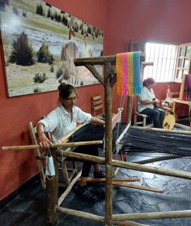 Imagen secundaria 2 - Arriba e izq., campo de piedra pómez de Antofagasta. Abajo derecha, un telar en San Fernando del Valle de Catamarca, en la Casa de la Puna.