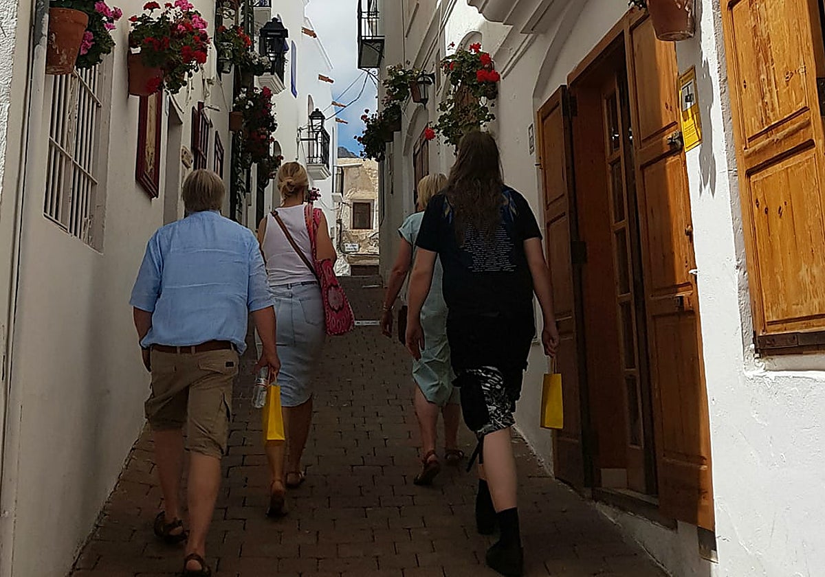 Visitantes recorren una de las estrechas calles del pueblo de Mojácar