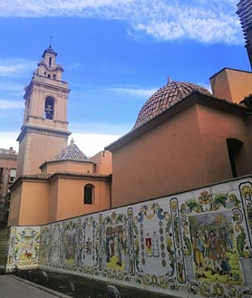Imagen secundaria 2 - En Castellón, los azulejos más vistosos se destinaron primero a la Iglesia y las casas de la nobleza, pero acabaron al alcance del resto de la población, en fachadas, patios interiores y las habitaciones. Sobre estas líneas, a la izquierda, la fachada del edificio de Correos. A la derecha, un mural histórico en la Plaza Na Violant