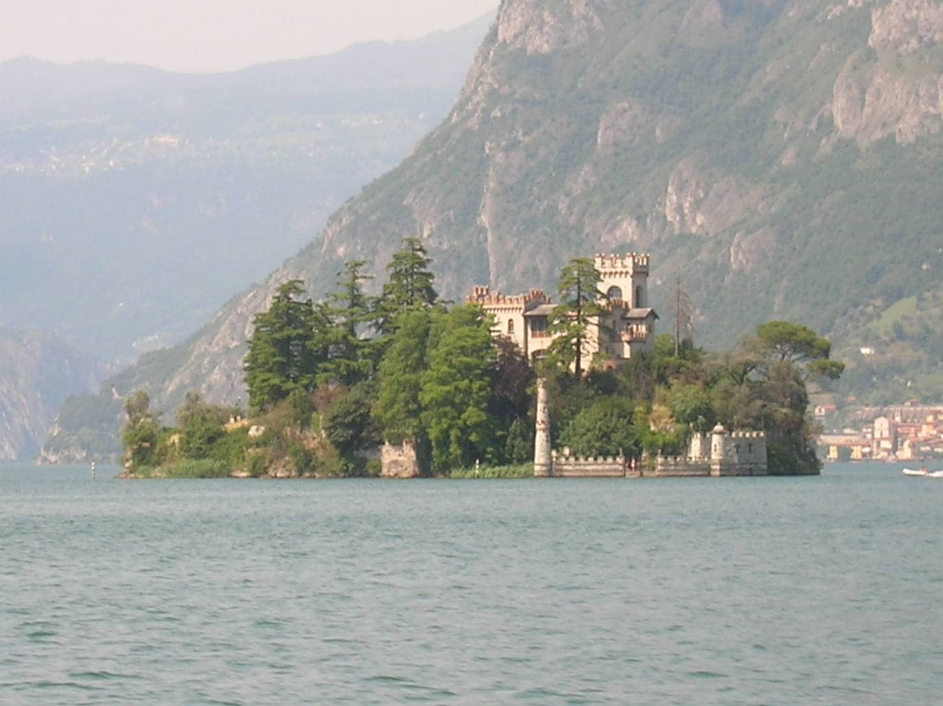 Lago Iseo (Lombardía), 340 046 menciones. A unos 80 km de Milán, entre las provincias de Bérgamo y Brescia. Además de refrescarse en sus playas, los visitantes pueden explorar un sinfín de localidades costeras encantadoras, como por ejemplo Lovere, incluido en la lista de «I borghi più belli d’Italia». Situado en medio del lago, la enorme isla Monte Isola, en cuyo perfil se distinguen claramente la Rocca de Martinengo (una fortaleza del siglo XIV) y el santuario de la Madonna della Ceriola, es otra parada imprescindible. En la foto, la Isla de Loreto.