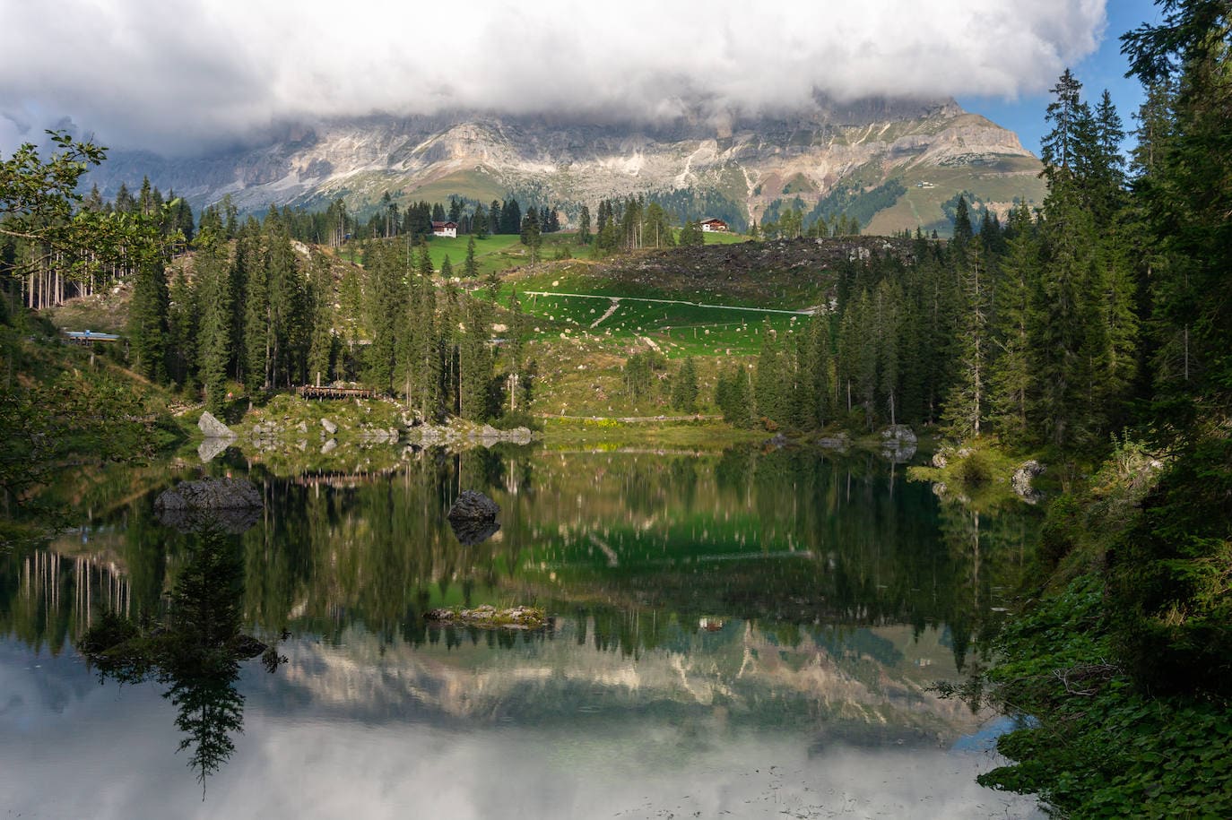 Lago de Carezza (Trentino-Alto Adigio), 108 456 menciones. Las laderas del macizo del Latemar, perteneciente al grupo montañoso de las Dolomitas, se reflejan en este lago alpino, situado a pocos kilómetros de Bolzano; de ahí que sean muchos los que se refieran a él como «el espejo de las Dolomitas». Es uno de los lugares de visita obligada en la región de Trentino-Alto Adigio. Es importante recordar que el Lago de Carezza es un área protegida, y por lo tanto no está permitido bañarse en sus aguas. Pero en la zona existen numerosas rutas de senderismo.