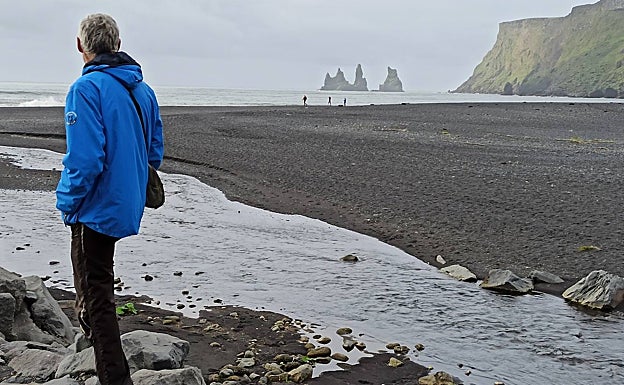 Islotes de Reynisdrangar, desde la playa de Vik