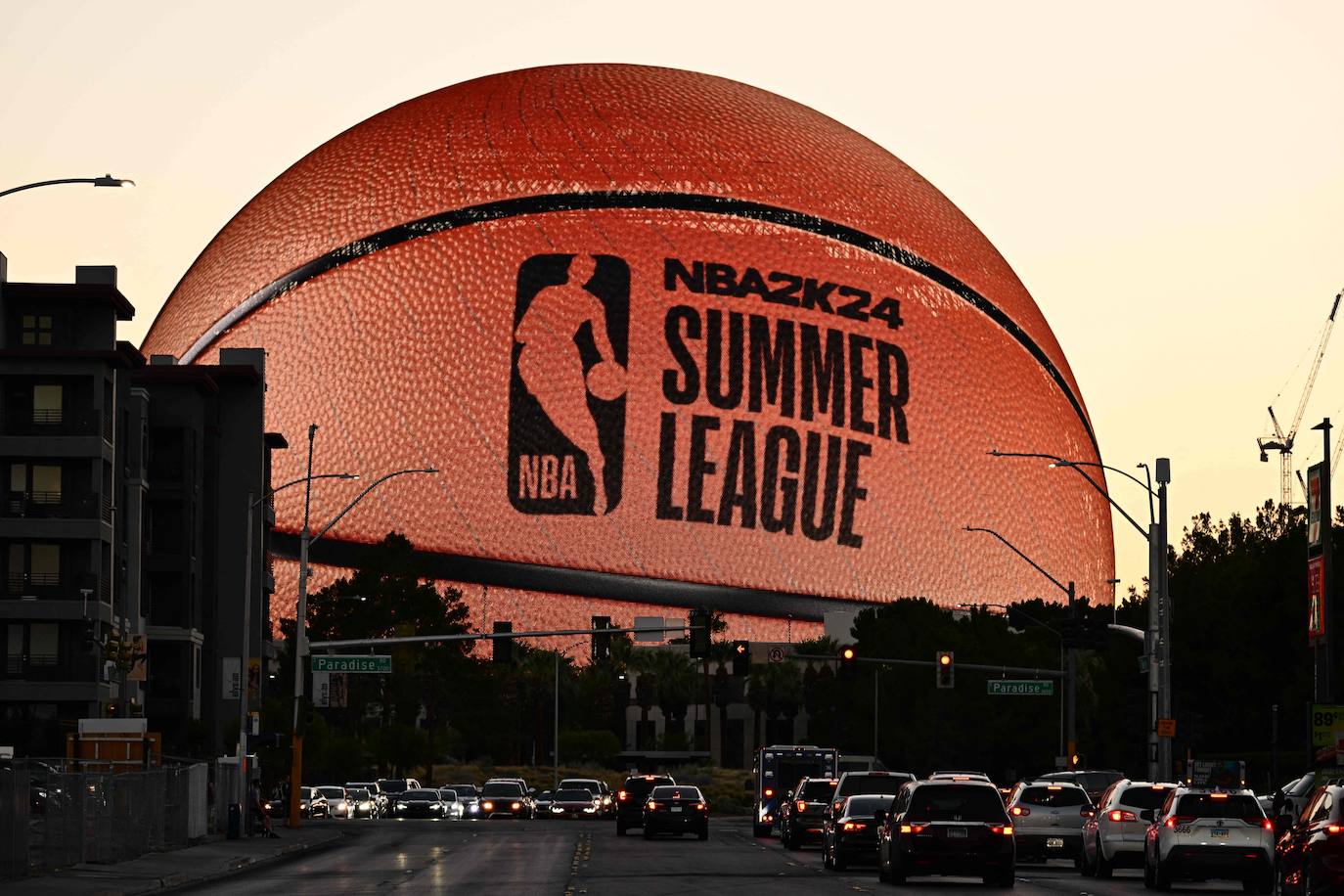 La esfera, iluminada como una pelota de baloncesto, para celebrar el 2023 NBA Summer League, el 9 de julio.