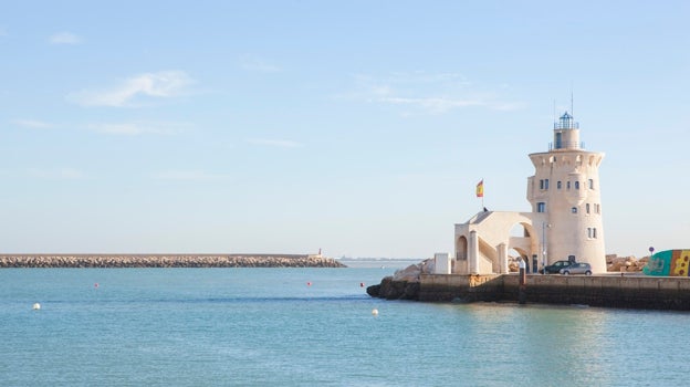 El faro de Puerto Sherry tiene un perfil muy reconocible en esta zona del conocido puerto deportivo