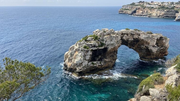 En el sur de Mallorca hay otra isla: de la playa 'caribeña' a un arco de piedra imposible, pero perfecto