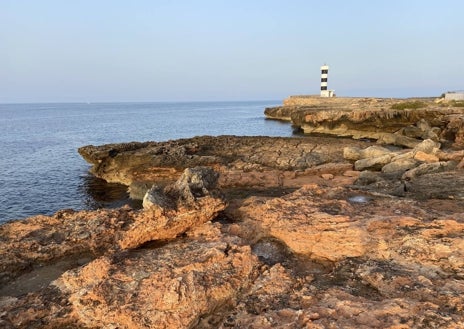 Imagen secundaria 1 - Es Trenc -en la foto superior- es la playa icónica del sur mallorquín, la que confirma que para disfrutar un arenal de aguas de color turquesa no es necesario viajar al Caribe. Sobre estas líneas, a la izquierda, el Faro de Sa Puntassa. A la derecha, el Mercado de Santanyí 