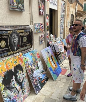 Imagen secundaria 2 - Es Trenc -en la foto superior- es la playa icónica del sur mallorquín, la que confirma que para disfrutar un arenal de aguas de color turquesa no es necesario viajar al Caribe. Sobre estas líneas, a la izquierda, el Faro de Sa Puntassa. A la derecha, el Mercado de Santanyí 