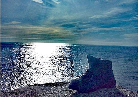 Imagen secundaria 1 - Esta bota simboliza el final real del Camino, en Finisterre. Antes, en la Palloza de Reboleira (Fonfría) Miguel prepara una queimada. En la foto superior, un Peto de Ánimas (pequeña capilla dedicada a las almas del purgatorio, protectora contra la Santa Compaña), en el que antaño se ponía una vela y hoy se deja una pequeña piedra como ofrenda a los difuntos, en Sarria