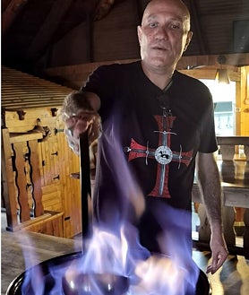 Imagen secundaria 2 - Esta bota simboliza el final real del Camino, en Finisterre. Antes, en la Palloza de Reboleira (Fonfría) Miguel prepara una queimada. En la foto superior, un Peto de Ánimas (pequeña capilla dedicada a las almas del purgatorio, protectora contra la Santa Compaña), en el que antaño se ponía una vela y hoy se deja una pequeña piedra como ofrenda a los difuntos, en Sarria