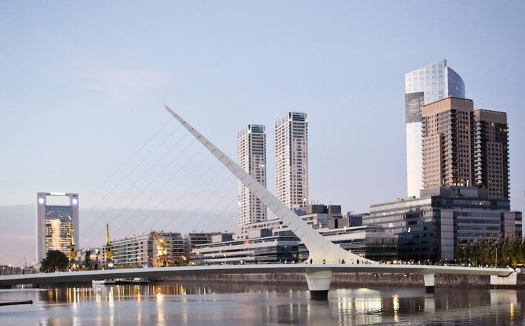 Imagen principal - Arriba y abajo a la derecha, Puerto Madero. Abajo a la izquierda, el Yacht Club de Buenos Aires visto desde la embarcación que sale hacia Tigre.