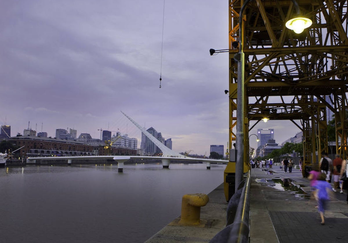 Puerto Madero, con el Puente de la Mujer al fondo