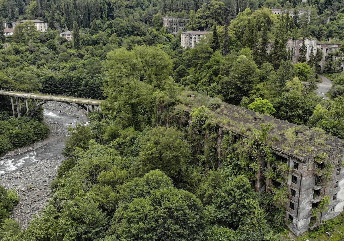 Una fotografía tomada con un dron muestra el estado actual del pueblo fantasma de Akarmara, a 86 km de Sujumi, en la autoproclamada república de Abjasia