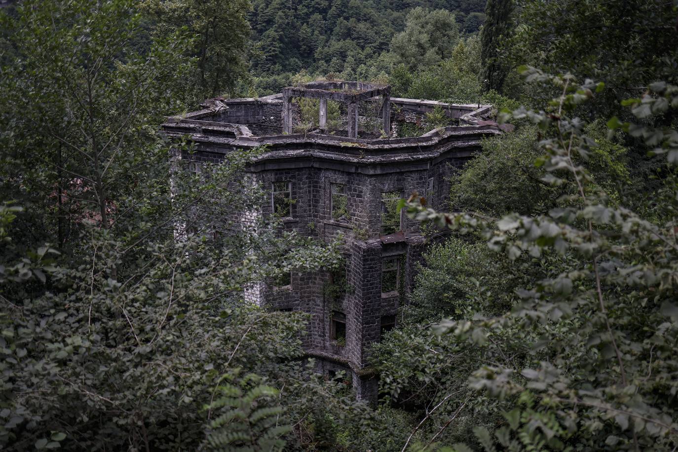 La vegetación 'devora' año a año los edificios de Akarmara