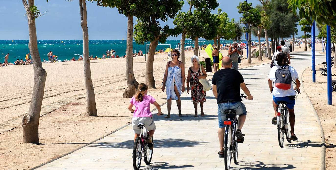 Paseo marítimo de Malgrat de Mar (Barcelona), localidad que figura en la decimosexta posición de la lista. Este municipio tiene fama por su turismo de 'sol y playa' gracias a playas como La Platja de l'Astillero, la Platja de la Conca y la Platja de la Punta de la Tordera.