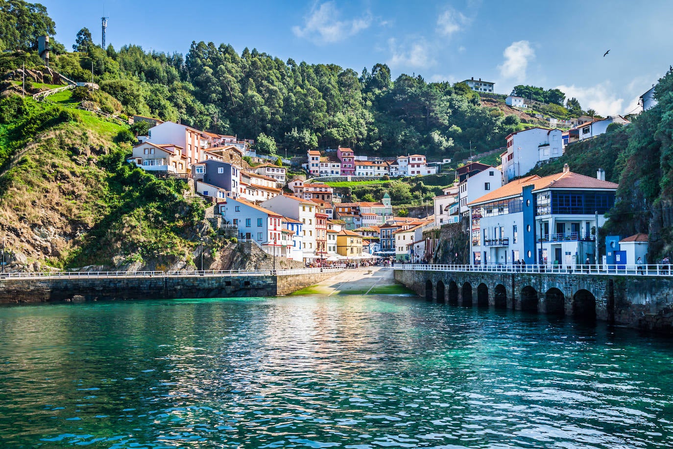 Otro pueblo asturiano (Cudillero) en la sexta posición. Un anfiteatro volcado a la mar, diseñado para perderse en sus callejuelas, admirar sus particulares casas colgantes y tomarse una botella de sidra en la plaza central, degustando quizá un buen plato con la pesca del día. El dialecto de Cudillero, El Pixueto, es una de las peculiaridades de este pueblo pesquero. Según los estudios y su población se trata de un legado que dejaron los vikingos hace siglos.
