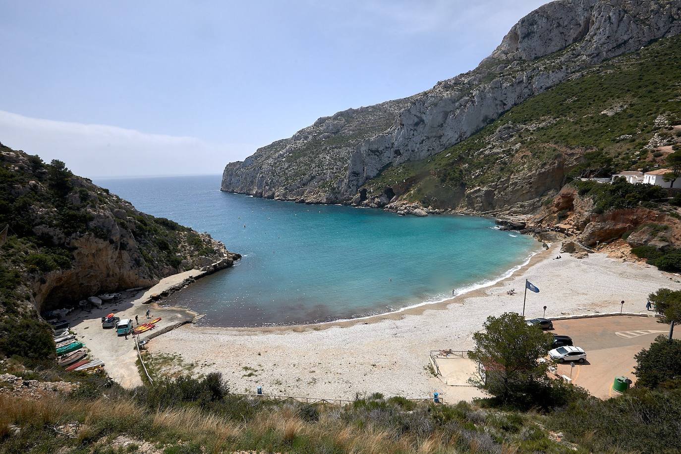 El municipio de Jávea (Alicante), que figura en la decimocuarta posición, cuenta con la mezcla perfecta entre mar y montaña con el Parque Natural del Macizo del Montgó y la Reserva Marina de Cabo de San Antonio como telón de fondo. En la imagen, la playa de la Granadella.
