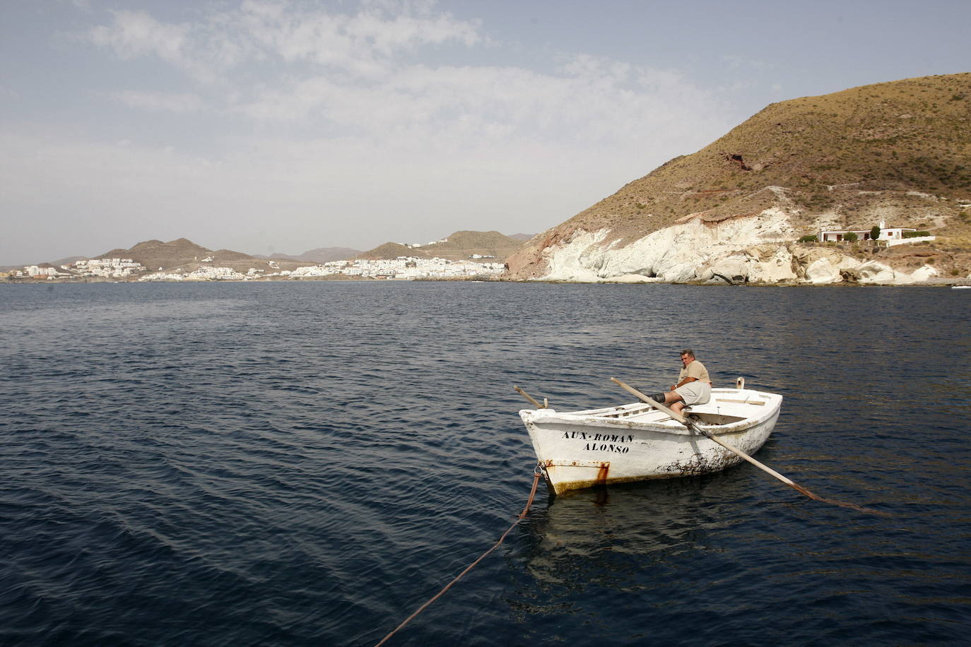 Níjar, Almería. El Parque Natural de Cabo de Gata-Níjar abraza este paraíso con sus playas paradisíacas y acantilados que se asoman al mar. En la foto, u pescador artesanal faena en su barco frente a la costa del Parque Natural Cabo de Gata-Níjar.