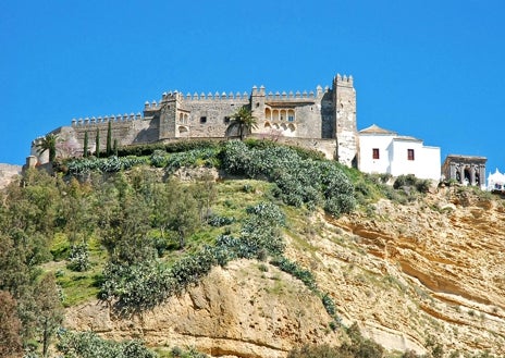 Imagen secundaria 1 - Vista panorámica de Arcos de la Frontera, castillo ducal e iglesia de Santa María
