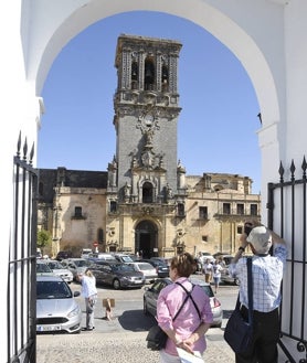Imagen secundaria 2 - Vista panorámica de Arcos de la Frontera, castillo ducal e iglesia de Santa María
