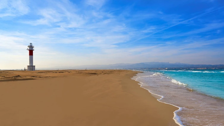 Una playa en el Mediterráneo donde aún asombra la distancia entre bañistas
