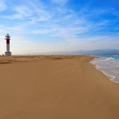 Una playa en el Mediterráneo donde aún asombra la distancia entre bañistas